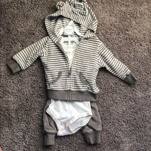 Carter’s 9M gender neutral layette set